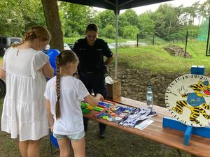 policjantki rozmawiają z uczestnikami pikniku