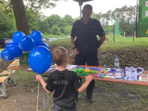 policjantki rozmawiają z uczestnikami pikniku