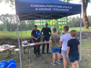 policjantki rozmawiają z uczestnikami pikniku