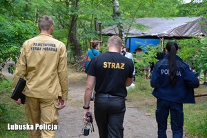 Policjantka i strażacy