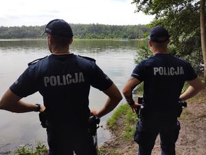 policjanci kontrolują wody