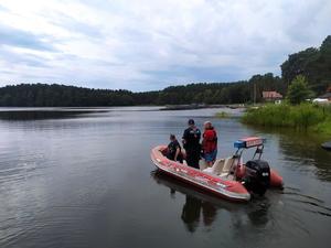 policjanci i WOPR pełnią służbę na wodzie