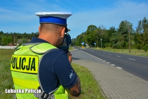 Policjant kontroluje prędkość nadjeżdżających pojazdów