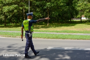 policjant daje kierującemu znak do zatrzymania się