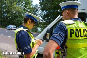 policjanci prowadzą kontrolę drogową