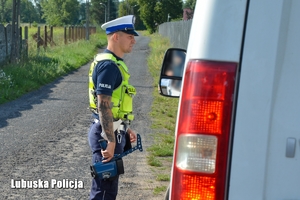 policjant rozmawia z kierowcą