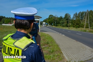 policjantka kontroluje prędkość nadjeżdżających pojazdów