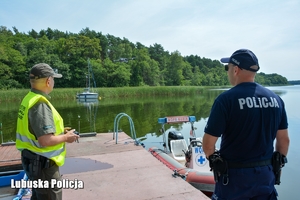 Strażnik Leśny i policjant przy dronie