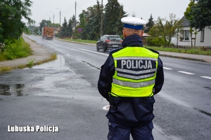 policjant obserwuje ruch na drodze