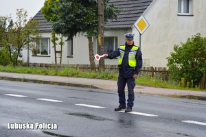 policjant daje kierującemu znak do zatrzymania się