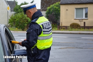 policjant sprawdza stan trzeźwości kierowcy