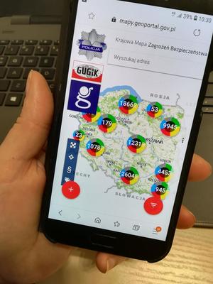zdjęcie ekranu telefonu z Krajową Mapą Zagrożeń Bezpieczeństwa