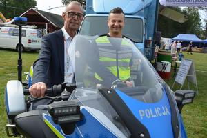 mężczyzna na motocyklu, obok policjant