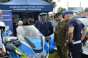 Komendant Powiatowy Policji w Krośnie Odrzańskim , Dowódca Saperów oraz policjant przy motocyklu