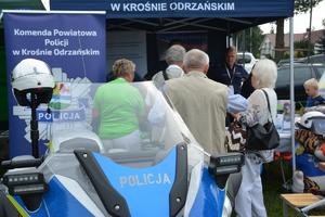 policjanci rozmawiają z uczestnikami dożynek