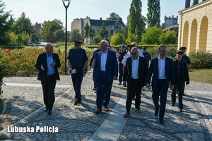 spacer po terenie polsko-niemieckim uczestników spotkania