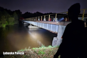 policjanci kontrolują stan rzeki