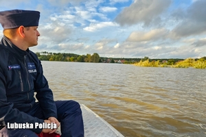 policjant na łodzi