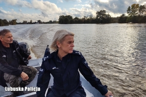 policjantka i strażnik rybacki na łodzi