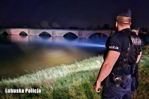 policjant obserwuje stan rzeki