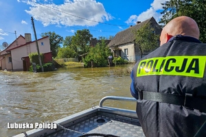 policjant na łodzi