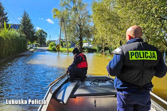 policjanci z łodzi sprawdzają zalane miejscowości