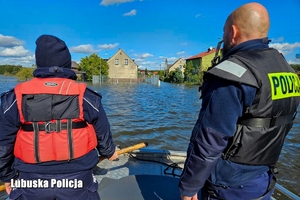 policjanci z łodzi sprawdzają zalane miejscowości