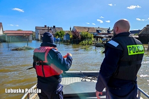 policjanci z łodzi sprawdzają zalane miejscowości