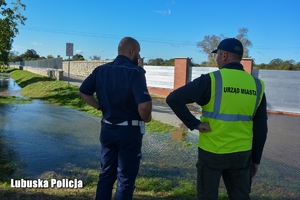 policjant i pracownik urzędu miasta przy podsiąkach