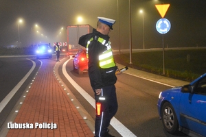 policjanci kontrolują trzeźwość kierowców