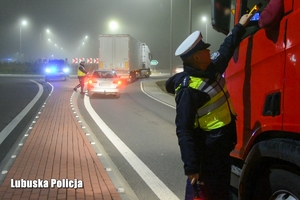 policjanci kontrolują trzeźwość kierowców