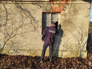 policjant zagląda przez okno