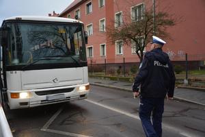 policjant sprawdza oświetlenie w autobusie