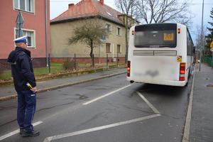 policjant sprawdza oświetlenie w autobusie