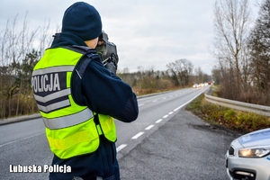 policjant kontroluje prędkość z jaką jadą kierowcy