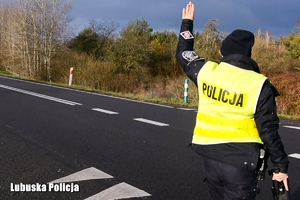 policjantka z podniesioną ręką