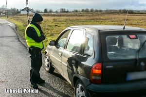 policjantka rozmawia z kierowcą