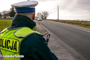 policjant obserwuje ruch kołowy