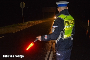 policjant wskazuje miejsce zatrzymania się