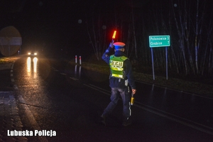 policjant daje kierującemu znak do zatrzymania się