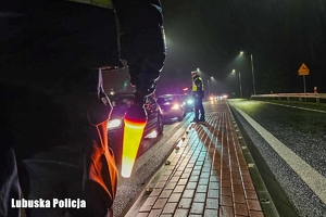 policjanci kontrolują trzeźwość kierowców