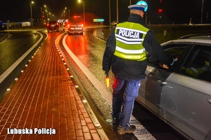 policjant kontroluje trzeźwość kierowcy