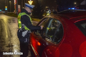 policjant  kontroluje trzeźwość kierowcy