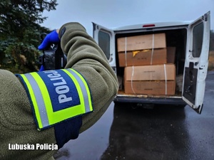 policjant fotografuje ładunek w przestrzeni bagażowej