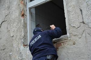 policjant zagląda przez okno