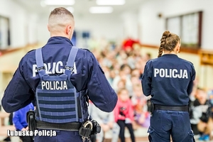 policjanci na spotkaniu w szkole