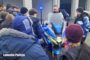 policjant pokazuje uczniom motocykl