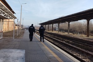 policjanci idą wzdłuż torów