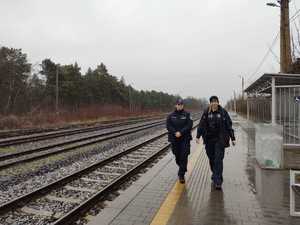 policjantki idą wzdłuż torów