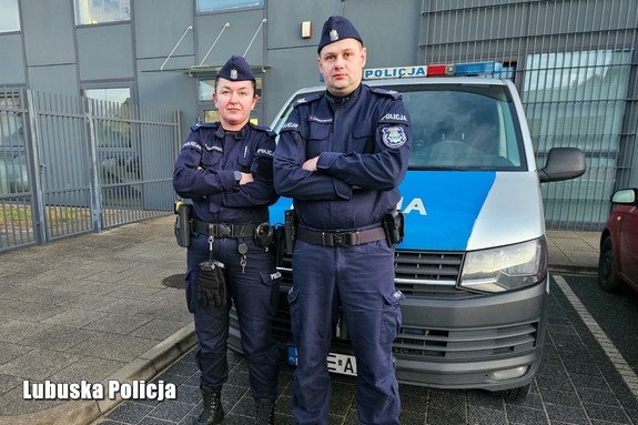 policjanci przy radiowozie